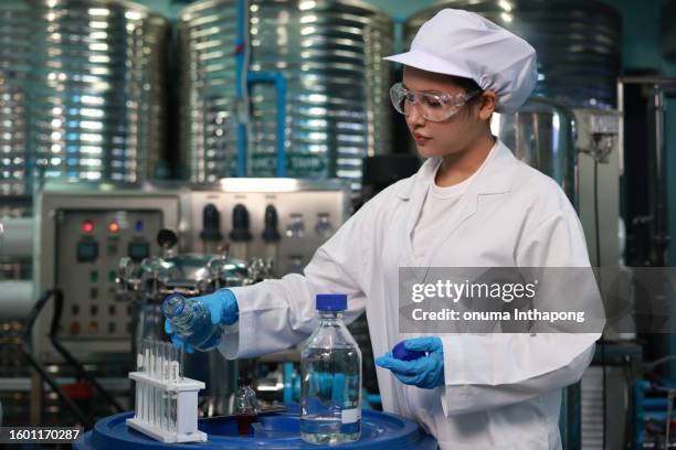 el especialista en agua potable prueba la purificación del agua en el laboratorio de la fábrica de agua - agua purificada fotografías e imágenes de stock