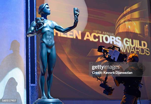 Cameraman David Eastwood points the camera to the Actor statuette during rehearsals at the 19th Annual Screen Actors Guild Awards red carpet roll out...