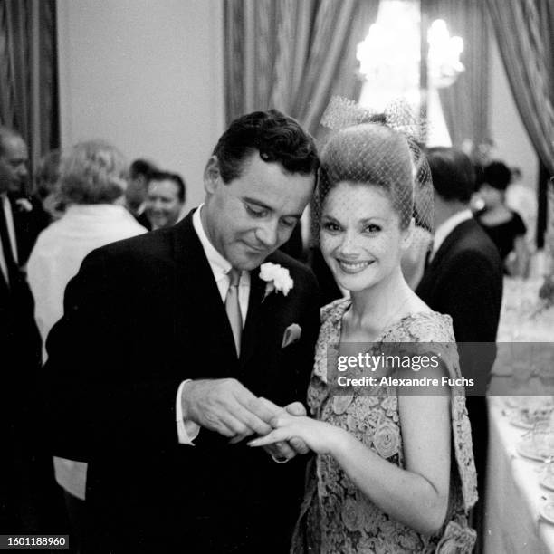 Jack Lemmon and Felicia Farr at their wedding at Paris, in 1962.