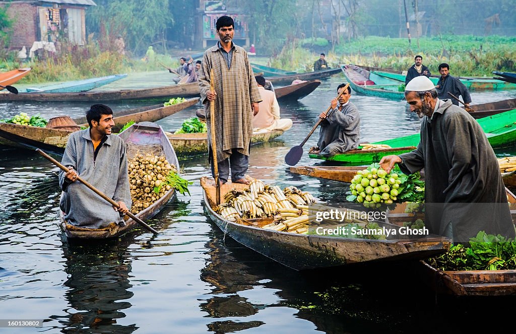 Floating vegetable market at Dal lake