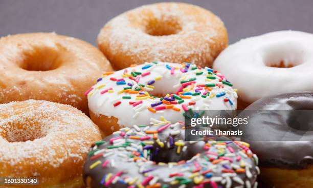 delicious donuts - beignet photos et images de collection