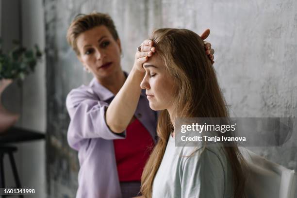 therapist holding hand on the patient's head during hypnotherapy. reiki therapy practice. bioenergy healing expert practices. alternative medicine, psychology, mental health concept. - テレパシー ストックフォトと画像