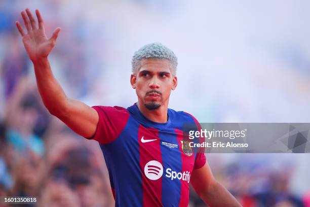 Ronald Araujo of FC Barcelona waves the supporters prior to the Joan Gamper Trophy match between FC Barcelona and Tottenham Hotspur at Estadi Olimpic...