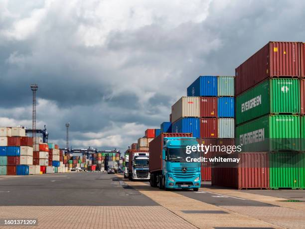 loaded container lorries queuing at port of felixstowe - haulage stock pictures, royalty-free photos & images