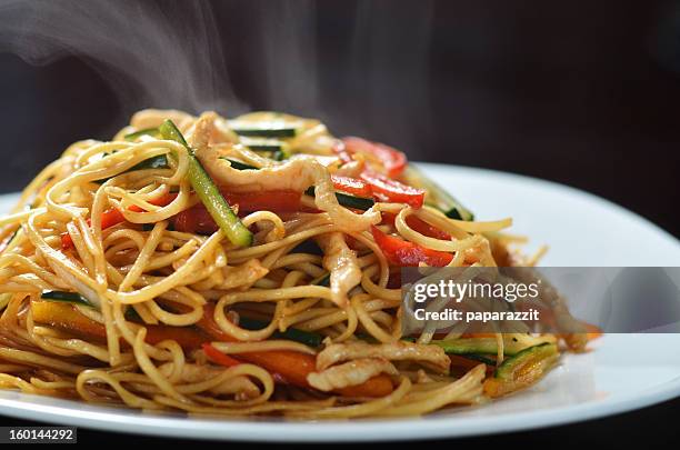 chinesische fast-food - udon noodles stock-fotos und bilder