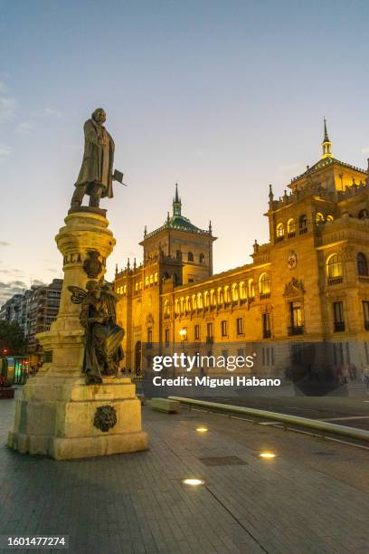 monument to josé zorrila in the city of valladolid. - valladolid spanish city stockfoto's en -beelden