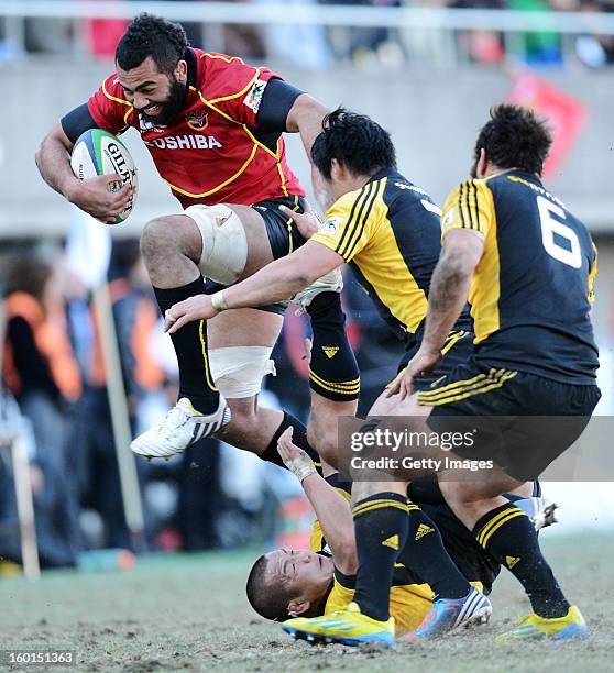 Michael Leitch of Brave Lupus runs with the ball during the Japan Rugby Top League playoff final match between Suntory Sungoliath and Toshiba Brave...