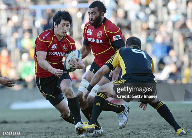 Ryohei Yoshida of Brave Lupus runs with the ball during the Japan Rugby Top League playoff final match between Suntory Sungoliath and Toshiba Brave...