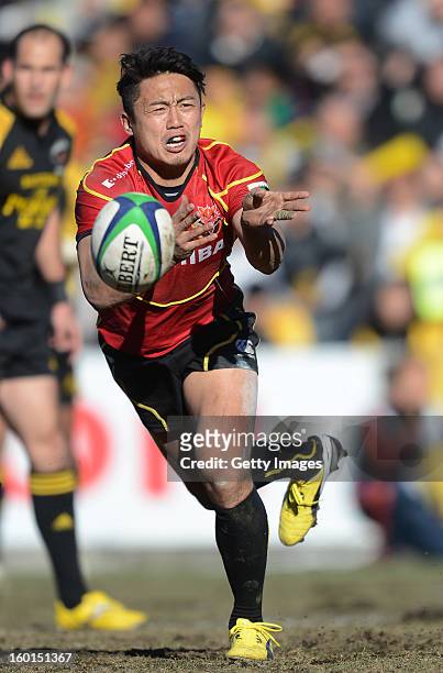 Jun Fujii of Brave Lupus passes during the Japan Rugby Top League playoff final match between Suntory Sungoliath and Toshiba Brave Lupus at Prince...