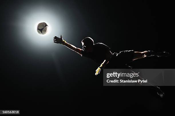 goal keeper jumping to the ball - clair obscur stockfoto's en -beelden