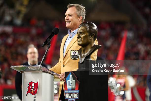 Former Tampa Bay Buccaneers safety John Lynch gives a speech on the field after being inducted into the NFL Hall of Fame during an NFL game between...