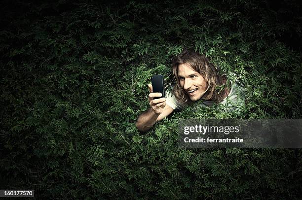 stalker mit smartphone - auflauern stock-fotos und bilder