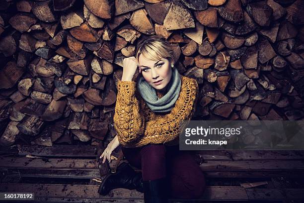 女性の woodshed - northern european ストックフォトと画像