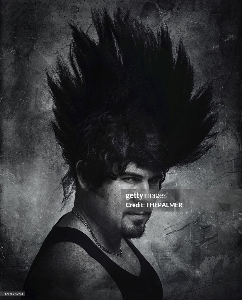 Homem punk com uma imitação de