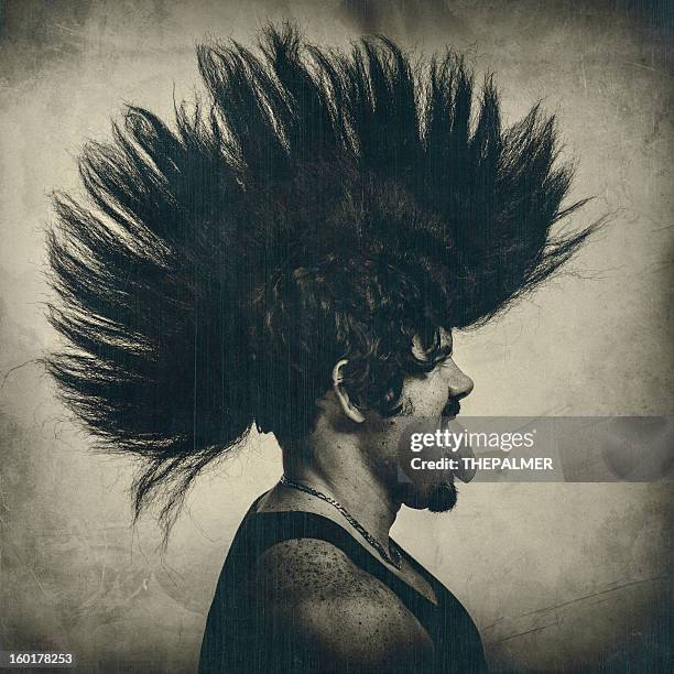 hombre con mohawk punk cabello wig - punk fotografías e imágenes de stock