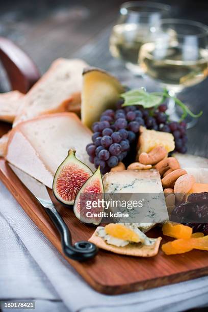 チーズとワイン - アルチザンフード ストックフォトと画像