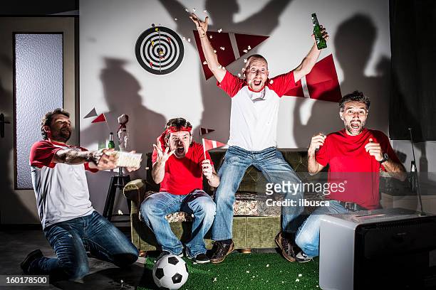 quatre jeune adulte homme amis regarder le football à la télévision: but ! - friendly match photos et images de collection