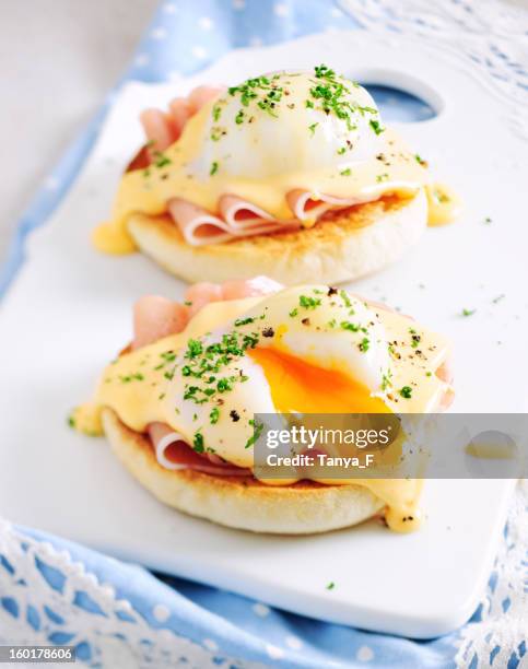 eggs benedict sandwiches - gepocheerd stockfoto's en -beelden