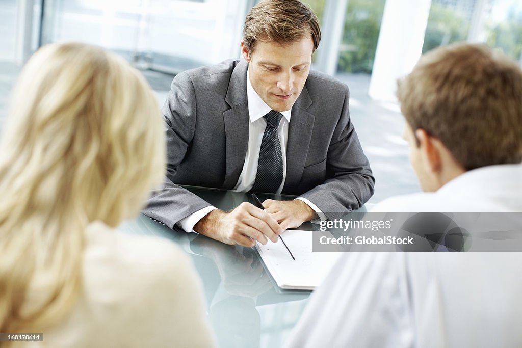 Discussion between the leader and his associates