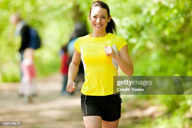 heureux jogger - marche sportive photos et images de collection