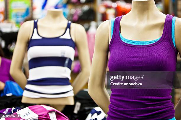 mannequin at fashion store - sportswear shopping stockfoto's en -beelden