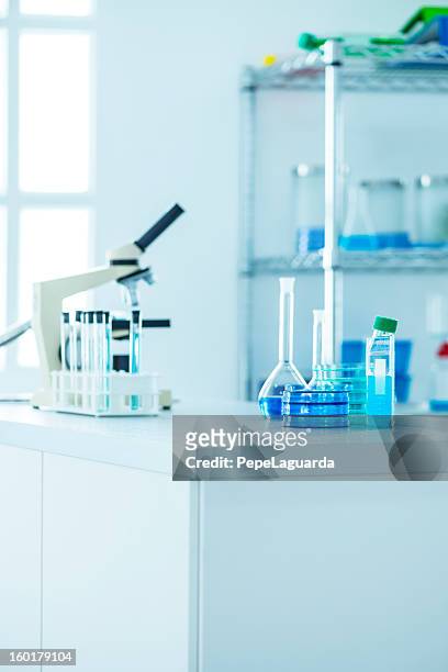 untersuchung im labor - biochemie stock-fotos und bilder