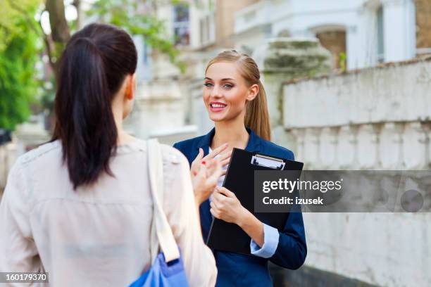 mujer agente de bienes raíces - sold palabra en inglés fotografías e imágenes de stock