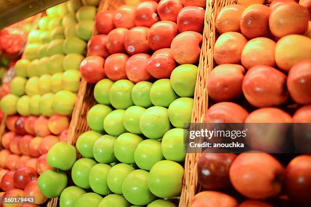 assorted apples at food market - variety stockfoto's en -beelden