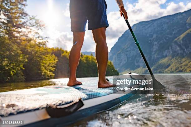 primer plano de un hombre de pie remando - remar con pala fotografías e imágenes de stock