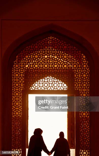 two woman visiting a tomb - humayun's tomb stock-fotos und bilder