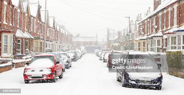 typical uk street in winter snow - weather improve in kashmir after two days of snowfall stockfoto's en -beelden