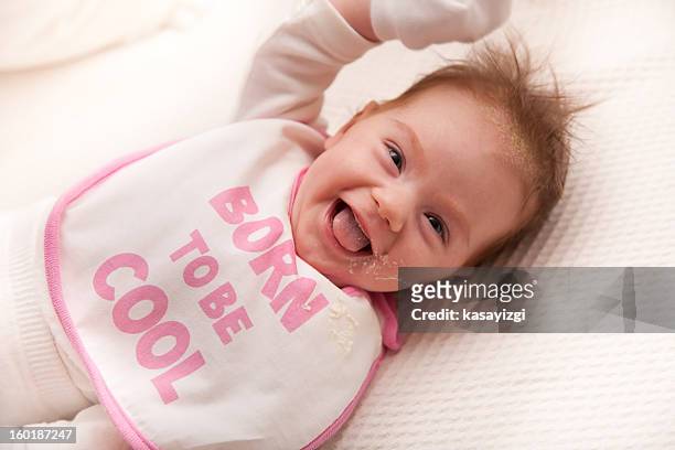 belo bebê rindo depois throwed up - vômito - fotografias e filmes do acervo
