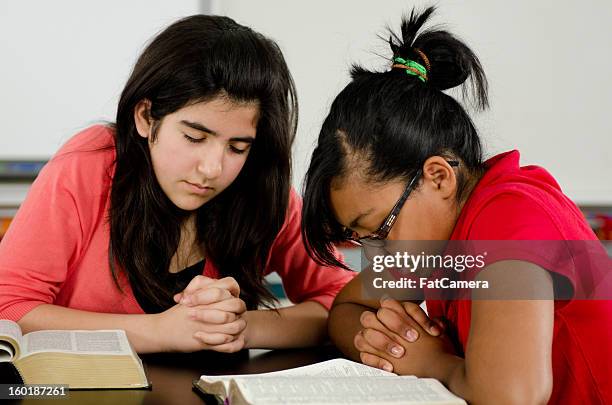 teen bible study - child praying stock pictures, royalty-free photos & images