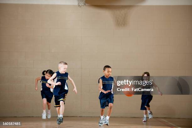 basketball - kids playing basketball stockfoto's en -beelden