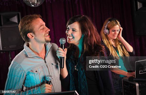 Camera Riake For Singer Karaoke Wireless Microphone Photos and Premium High Res Pictures ...