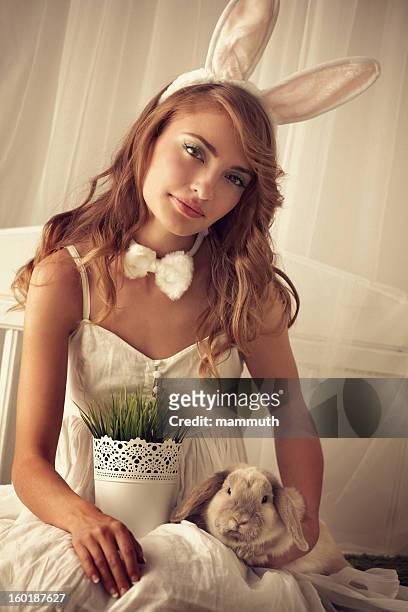bunny mädchen mit baby rabbit - adorable bunnies stock-fotos und bilder
