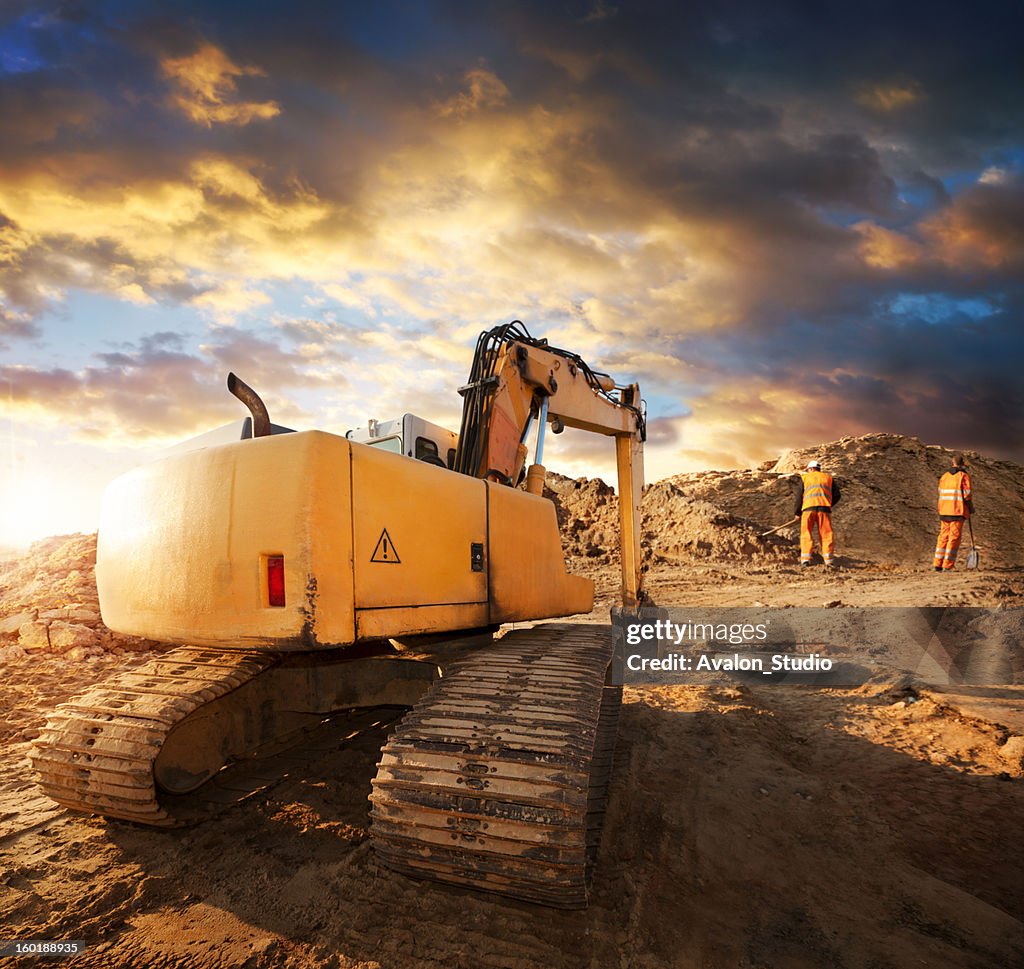 Excavator en solar de construcción