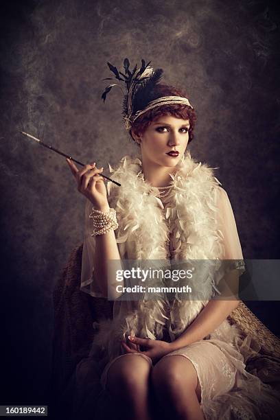 estilo vintage mujer fumar cigarrillo - 20s fotografías e imágenes de stock