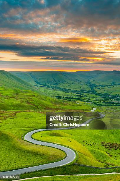 edale valley road, peak district national park - derbyshire 個照片及圖片檔