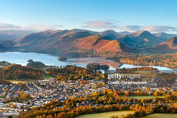 keswick and derwent water, lake district - keswick stockfoto's en -beelden