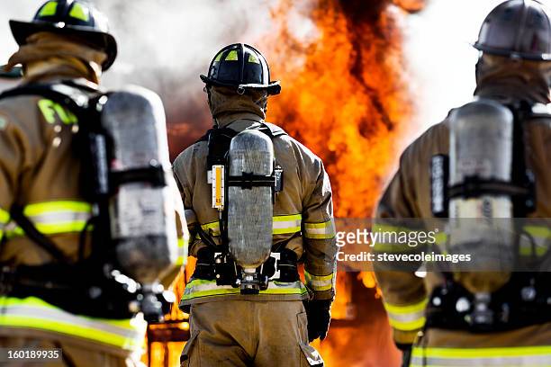 tres de bomberos - firefighter fotografías e imágenes de stock