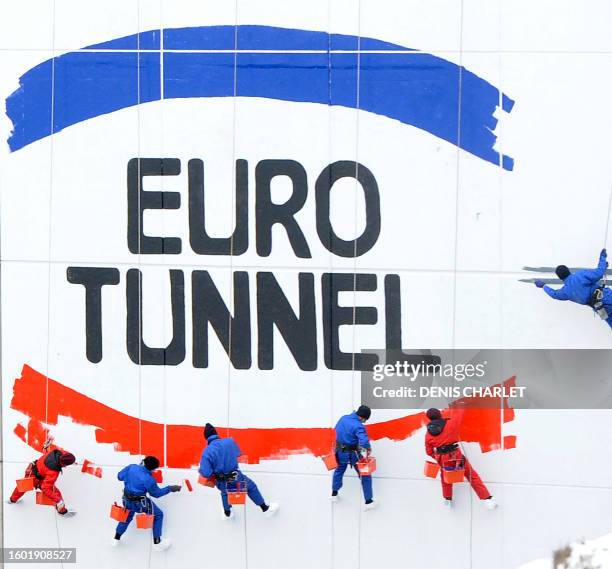 Artists dance on the Channel's tunnel wall as a shuttle leaves, on December 1, 2010 in Coquelles, northern France, in the Channel's tunnel during a...