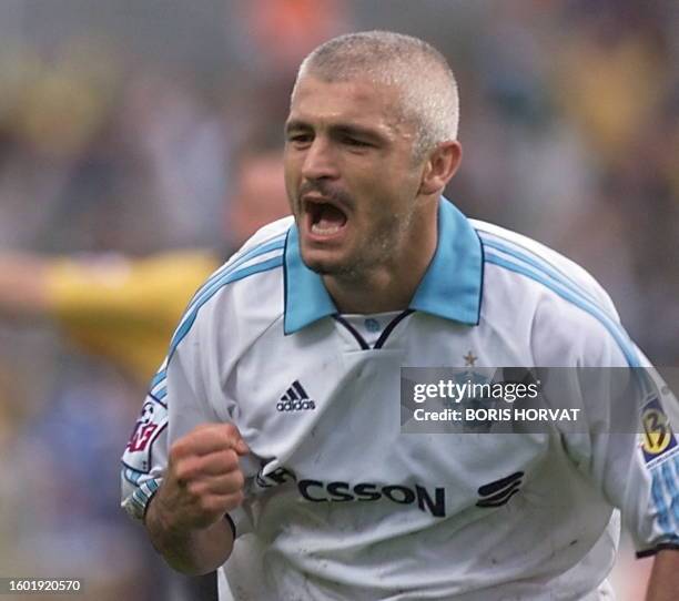 L'attaquant de l'Olympique de Marseille, Fabrizio Ravanelli, laisse éclater sa joie, après avoir inscrit le premier but pour son équipe face à l'...