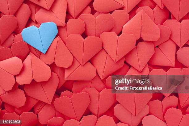 blue paper heart - origami background stockfoto's en -beelden