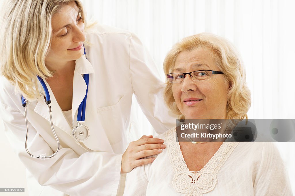 Femme médecin avec le patient senior