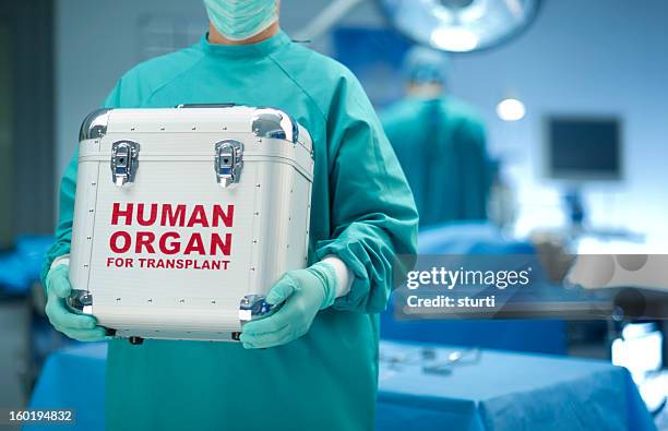 surgeon with organ donation - donation stockfoto's en -beelden
