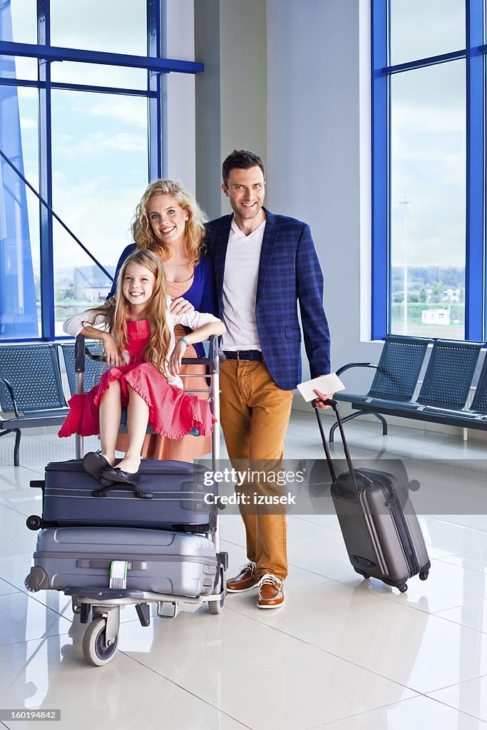 Familia feliz en el aeropuerto