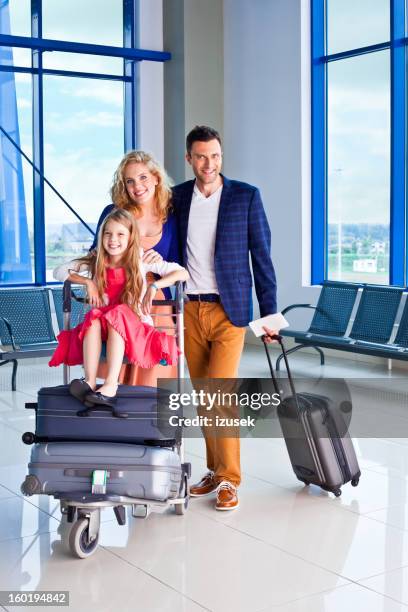 família feliz no aeroporto - carrinho de puxar carrinho imagens e fotografias de stock