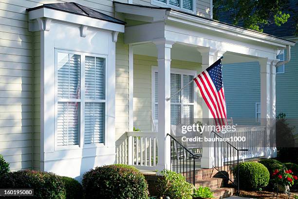 veranda mit amerikanischer flagge - us flagge stock-fotos und bilder