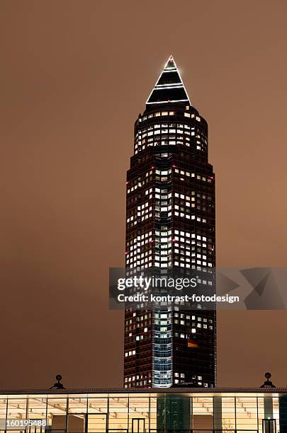 messeturm, frankfurt, nacht - messeturm stock-fotos und bilder